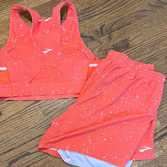 Brooks 3 Pocket Sports Bra and Dash 2-in-1 Shorts - Picture 6 of 7